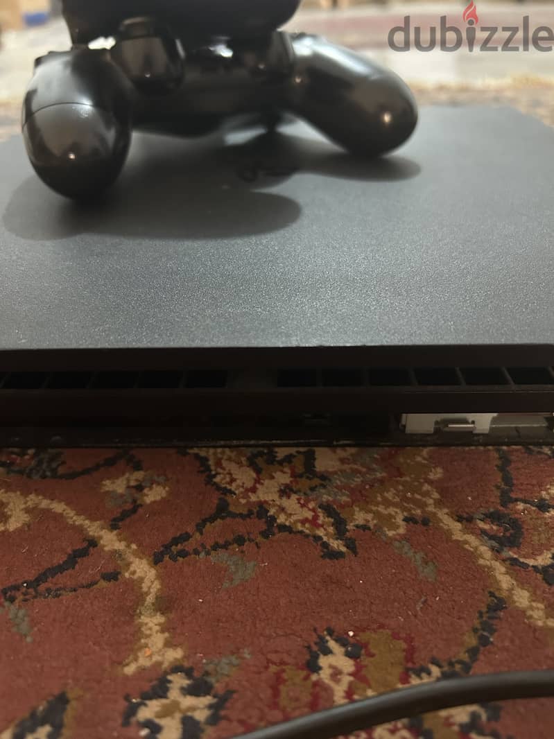 Ps4 pro barely used with two original controllers 3