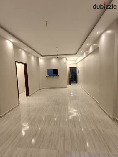 شقه للايجار في المنطقه السابعه عمارات في مدينه الشروق تصلح سكني أو اداري