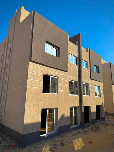 Townhouse for sale, 293 m², in Montania Park Compound – Basin 1; handover in 6 months.