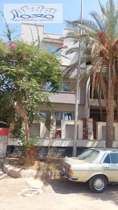 فيلا للبيع اميز مكان بمدينه الشروق امام الجامعه البريطانيه بالشروق قريبة من جميع الخدماااات سوبر لوكس