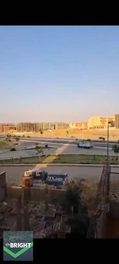 شقة للبيع - ١٢٠ متر مربع - جاهزة للسكن - تشطيبات فاخرة للغاية - موقع مميز - إطلالة مفتوحة - الطابق الأول - غرفتا نوم + حمام - أقل سعر لفتره محدوده