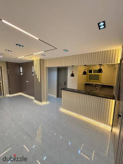فرصة ممتازه شقة للبيع في كمبوند كريك تاون التجمع الخامس على طريق السويس مباشرة بالقرب من مدخل مدينة الرحاب و دقايق من التجمع الاول و كمبوند تاج سيتي