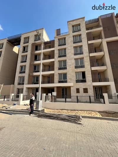 شقة مكونة من غرفتي نوم للبيع في كمبوند"تاج سيتي" (Taj City) - القاهرة الجديدة  موقع متميز  تراس واسع بإطلالة مفتوحة