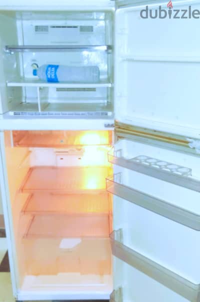 للبيع ثلاجة توشيبا نوفروست تعمل بحالة ممتازة