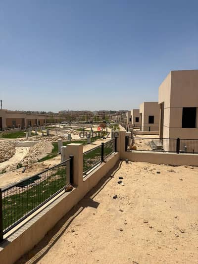 4-bedroom villa in Sarai with direct lake view in a villas-only phase. Prime Suez Road location near New Cairo, Mountain View, Hyde Park & Butterfly