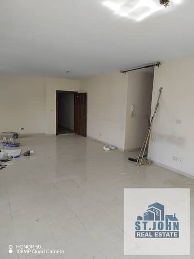 للايجار بالرحاب بالمرحله الرابعه خطوات من بوابه13 المساحه/171م عدد الغرف/3 عدد الحمامات/3 الريسبشن/٣ المطبخ  علي اكبر وايد جاردن الدور/الاول بدون اساتسير التشطيب/الشركه ماعدا الحمامات/تشطيب خاص الشقه متاحه من/9/15 السعر/30الف تفااا ض للاستعلام/فكره للتسوي