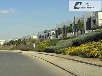 Town House Villa for sale 208 m with installments ready to move prime location in Hyde Park Fifth Settlement New Cairo next to Mivida & Mountain View