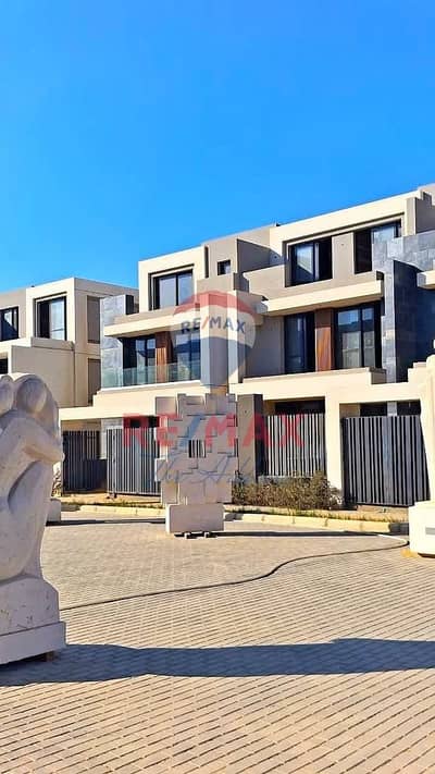 بمقدم 5% تاون هاوس جاردن  استلام قريب اطلاله كامله على لاندسكيب و water features بجوا رالجامعه الامريكيه داخل كمبوند باتيو تاون