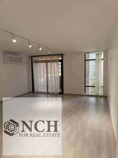 **شقة مميزة للإيجار في Azad – New Cairo**  فرصة مميزة للإيجار داخل **Azad**، شقة واسعة بمساحة **180 متر مربع**، تقع في **الدور الثالث**