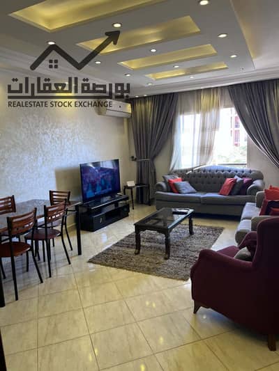 شقة مفروشة للإيجار  شقة مميزة بتشطيبات خاصة بالكامل وفرش فندقي، مكيفة بالكامل، الدور الثاني بأسانسير وفيو رائع جدًا.  غرفتين نوم  حمام  جاهزة للسكن  م