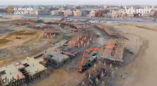 بمقدم 560 الف للبيع فيلا تاون هاوس في الجولدن اسكوير التجمع الخامس علي محور بن زايد بجوار النادي الاهلي بقسط متساوي علي 10 سنوات.