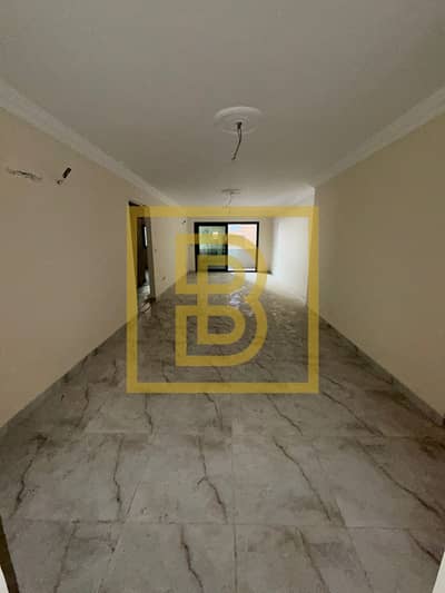 A distinctive apartment with an area of 180 meters inside Crystal Towers, with a practical division and suitable spaces for family living.