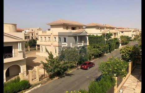 فيلا مستقلة للبيع في كمبوند مكسيم وتشطيب كامل بـ التكييفات والمطبخ أقل من سعر السوق