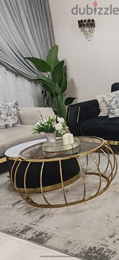 small salon middle table