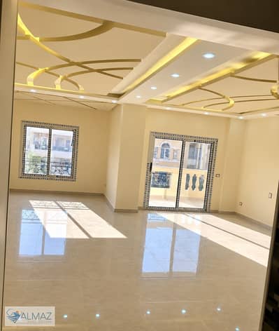شقه فاضيه 200 متر للايجار في جنوب الاكاديميه أ في التجمع الاول  يحدها شارع التسعين الشمالي مباشرة و كايرو فستيفال سيتي.