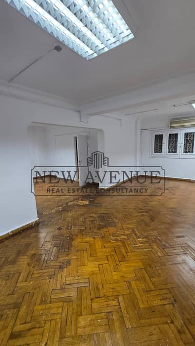 مكتب دور ارضي 220 متر  متشطب بالكامل  بمساحه خارجيه مموقع متميز بسرايات المعادي   Sarayat El Maadi