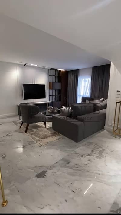 شقه ارضي بحديقة للبيع في سراي مرحله اس٢ Sarai Phase S2 متشطبة الترا سوبر لوكس و مفروشة بالتكييفات و المطبخ تطوير مدينة مصر للتطوير العقارى