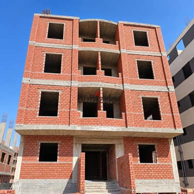 Apartment for sale in Hadayek October, Al-Musalsalat area (Golden Square) – 135 M – overlooking a landscaped area and directly facing a main street.