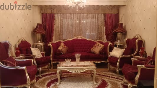 غرفة صالون كاملة بحالة ممتازة بالستارة والنجفة واربع ترابيزات و2 اباجو
