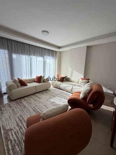 شقة فاخرة للإيجار (للعلائات فقط )بالدور 8 بكمبوند Z West الشيخ زايد. 3 غرف، 2 حمام، فرش فندقي وإطلالة مميزة على البارك. بسعر 8000ج/اليوم.