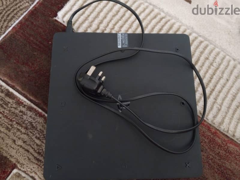 PS4 Slim 500 GB + 1 Controller + 3 Games (CDs) 4