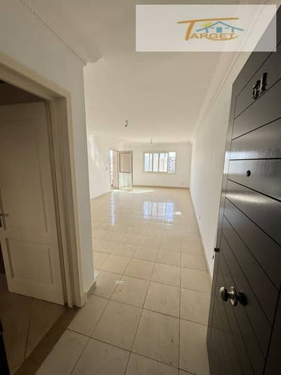Apartment for sale in Madinaty (B10): 140 sqm, featuring 3 bedrooms (including a master suite) and 2 bathrooms. It offers an open view and is a Talaat