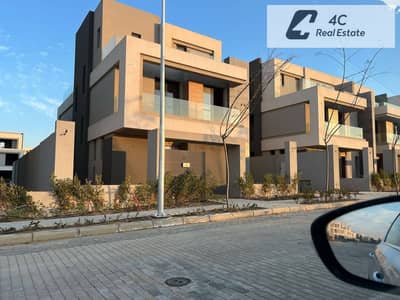 اقل توتال تاون هاوس ميدل استلام فوري فيولاندسكيب  للبيع لافيستا سيتي التجمع الخامس القاهره الجديده  La Vista City, Fifth Settlement, New Cairo
