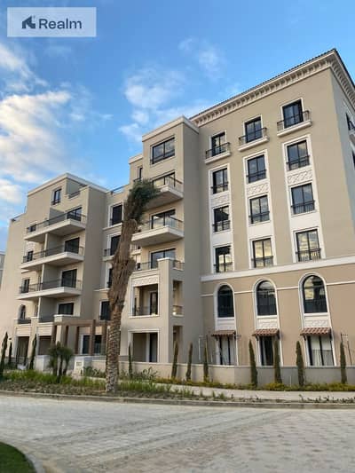 شقة بحديقة جاهزة للسكن، تشطيب كامل شامل التكييفات، وموقع متميز في "فيليج ويست" (Village West)