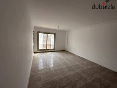 للايجار شقه في كومبوند جنه مصر القاهره الجديده اخر شارع الجامعه الامريكيه ودقيقه للتسعين الجنوبي و الهايد بارك مساحه 130م بحري صريح عقد سنتين