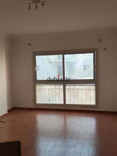 Apartment for rent, empty, in the tenth neighborhood, 3 rooms, three bathrooms, and a large reception or balcony with an elevator