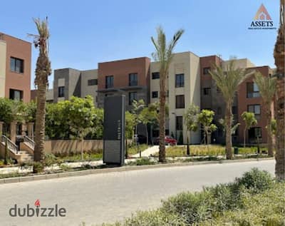 شقة استلام فوري بسعر ولوكيشن مميز تطل مباشرة ع لاند سكيب باقل مقدم في الماركت نصف تشطيب في ديستركت 5 مراكز القاهرة الجديدة