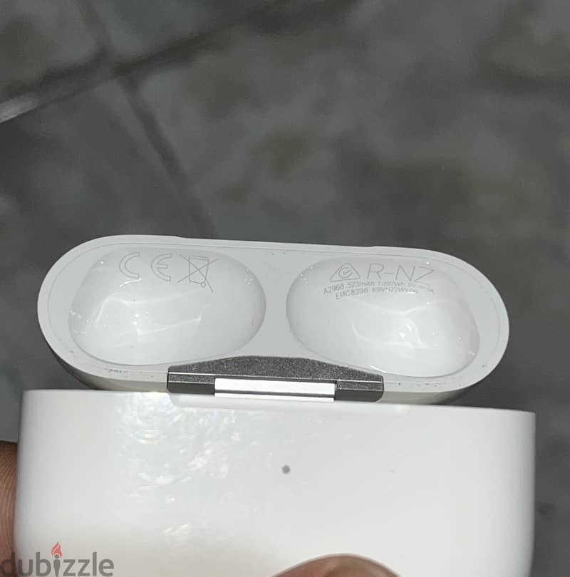 Airpods pro 2nd Generation (Case + right headphone) 9