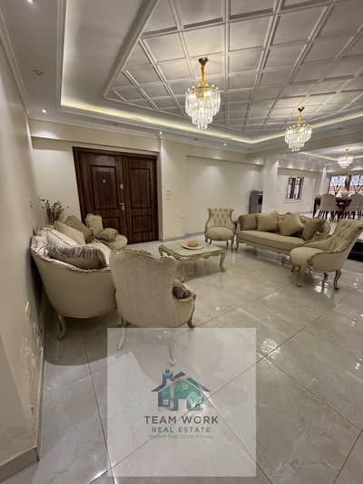 Duplex for sale at an excellent price in the heart of Sheikh Zayed City; prime location, high-end finishing (Super Lux), District 8.