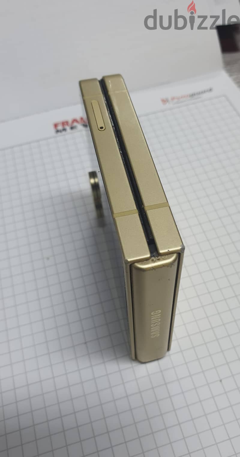 Samsung Z Flip 6 4
