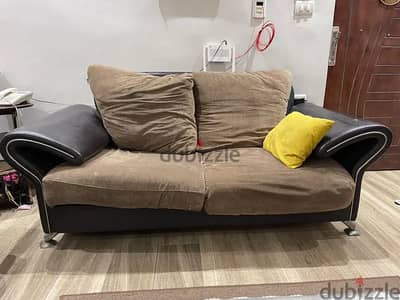 للبيع انتريه ٣ قطع بلون بني أنيق، تصميمه بيجمع بين الفخامة والراحة.