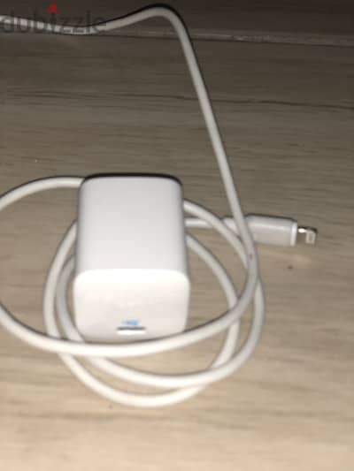 شاحن ايفون كامل من Anker وصله من چوي روم استعمال اسبوع فقط