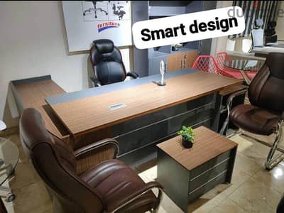 مكتب إداري مودرن بتصميم أنيق، سطح خشبي مع تفاصيل باللون الأسود،