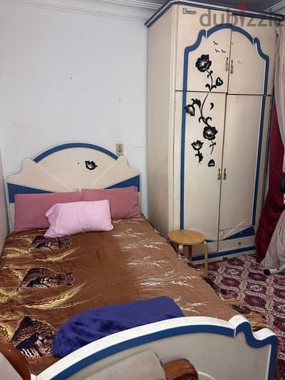 غرفه نوم سرير و دولاب