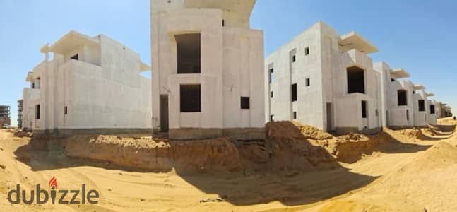 3-bedroom apartment for sale in Golden Square, Fifth Settlement—fully finished and equipped with A/C units. Located directly opposite Hyde Park and ne