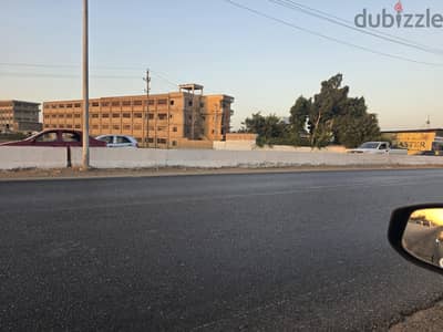 قطعة ارض عليها عدة مباني علي الطريق السريع مباشرة بين طنطا وكفر الزيات