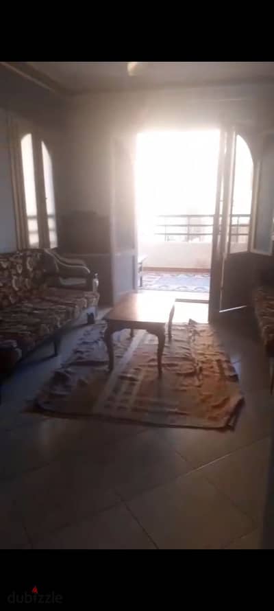 روف مفروش للايجار السنوي اسره أو عريس أو شركة 2 نوم ريسبشن قطعتين مطبخ حمام الدور الخامس علوي يوجد جميع المرافق مياه وكهرباء واسانسير بالإسكندرية العجمي الكيلو21 بشاطئ النخيل بموقع متميز جدا