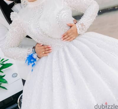فستان زفاف لبسه واحده فقط
