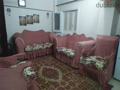 طقم انترية بحالة جيدة ومعاة طقم كسوة معمولة عمولة وكنبة بتتفرد سرير
