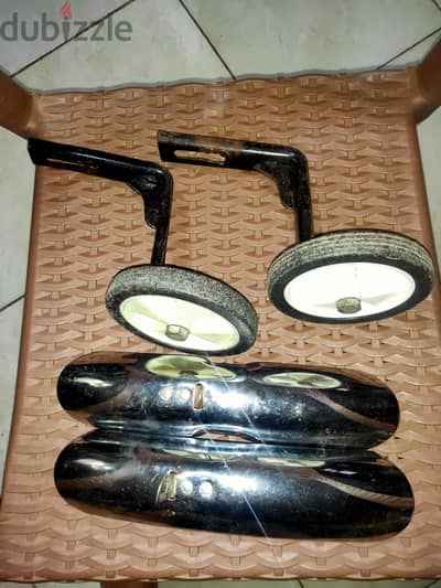طقم عجل كامل (عجل مساعد جانبين + رفارف أمامية نيكل خلفية) بحالة ممتازة