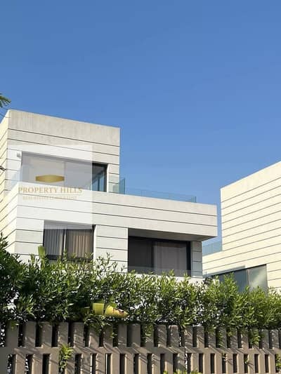 A distinguished villa at the old price ready for inspection at any time, with an area of 220 meters + a garden in Al-Shorouk next to the British University