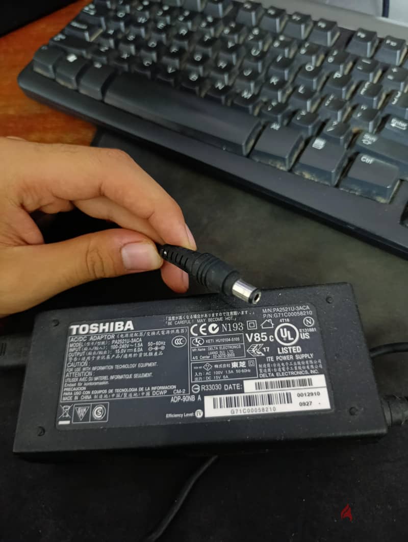 Toshiba laptop adapter original 1