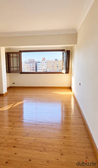 For those who value spaciousness: an apartment available for immediate handover in the 7th District. It features a true north-facing orientation, over