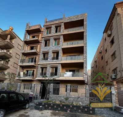 شقة للبيع بالتقسيط 210م استلام فوري كاملة المرافق لوكيشن مميز في اللوتس الجنوبية  تاني نمرة من شارع النوادي مباشر دور متكرر 3 غرف نوم و 3 حمام