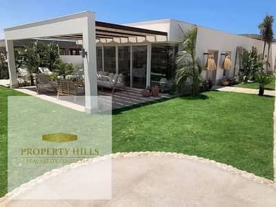 A distinctive penthouse directly on the sea in Ras Al Hikma, with a large balcony and equipped with air conditioning and a kitchen
