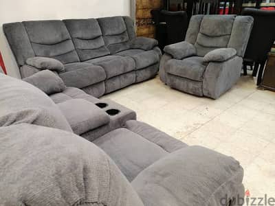 Recliner used like new استعمال سنه لسه جديد من hub furniture